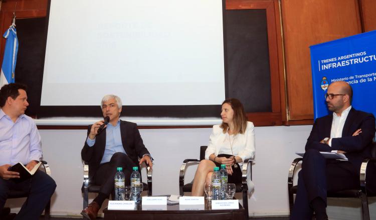  Panel de discusión “Transparencia y fortalecimiento institucional en empresas públicas”, con Mora Kantor, Sebastián López Azumendi, Guillermo Fiad y el moderador Alejandro Langlois.