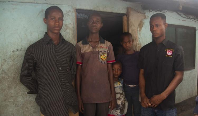 Los hijos de un trabajador fallecido subcontratado por Shell, durante una visita de IndustriALL en 2018 en Nigeria