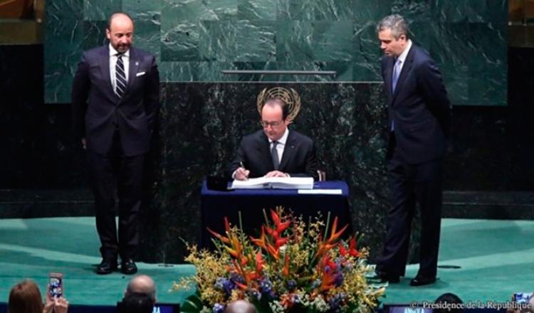El presidente francés, François Hollande, fue el primero en firmar el acuerdo.