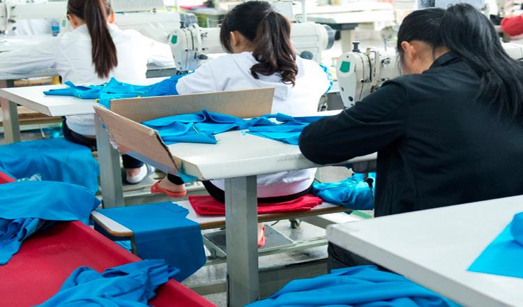 Muchos trabajadores textiles sufren largas jornadas, con sueldos bajos, en condiciones a menudo peligrosas, de inestabilidad y violencia© AP Images/European Union-EP