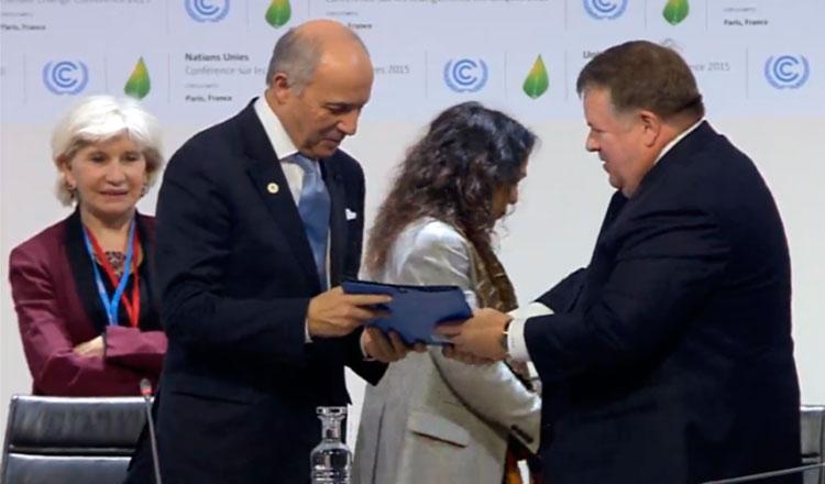 Entrega del texto de negociación al presidente de la COP21