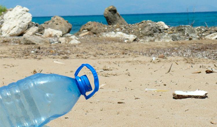 Una botella elaborada con residuos plásticos para combatir la contaminación